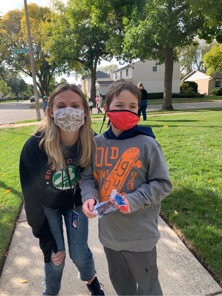 MissWessel5's tweet photo. What a great way to end the week! I loved delivering ice cream to D23 students today. Thanks everyone for all their hard work during remote learning! #Proud2BD23 #SullivanRocks @PHSD23 @D23Sullivan https://t.co/qpxdcxsMrI