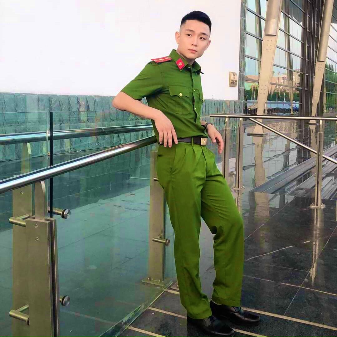 Traip10's tweet photo. Anh công an vừa đẹp trai vừa dâm như này chắc nhiều em chết kkkk https://t.co/G7WhNvHQhu