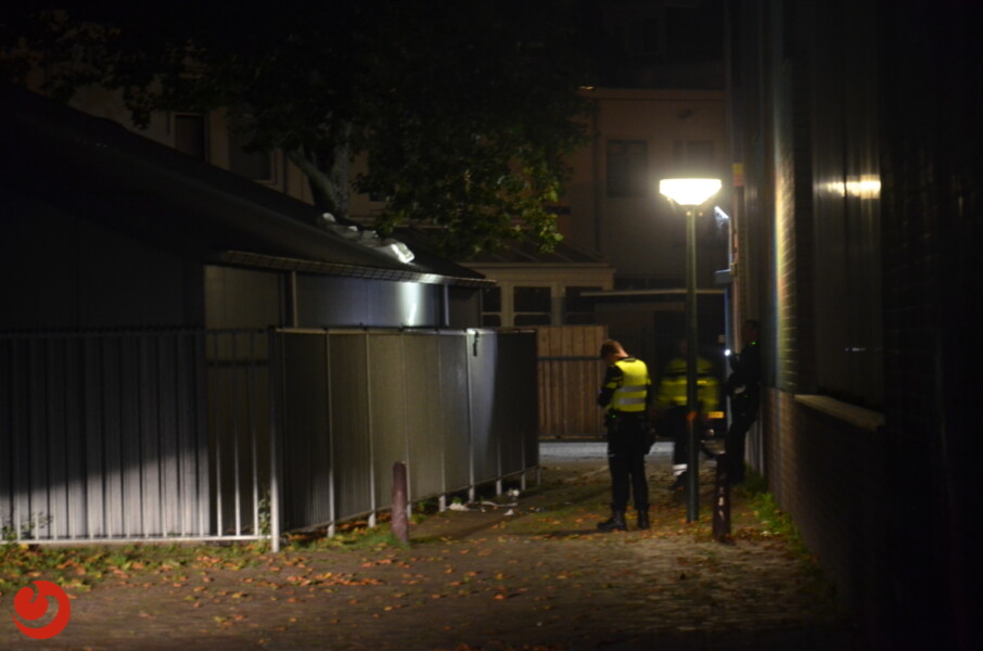 Man glijdt van dak en raakt zwaargewond - LEEUWARDEN – Hulpdiensten zijn zaterdagochtend uitgerukt naar de 1e Klanderijdwarsstraat voor een man die van het dak was... -..