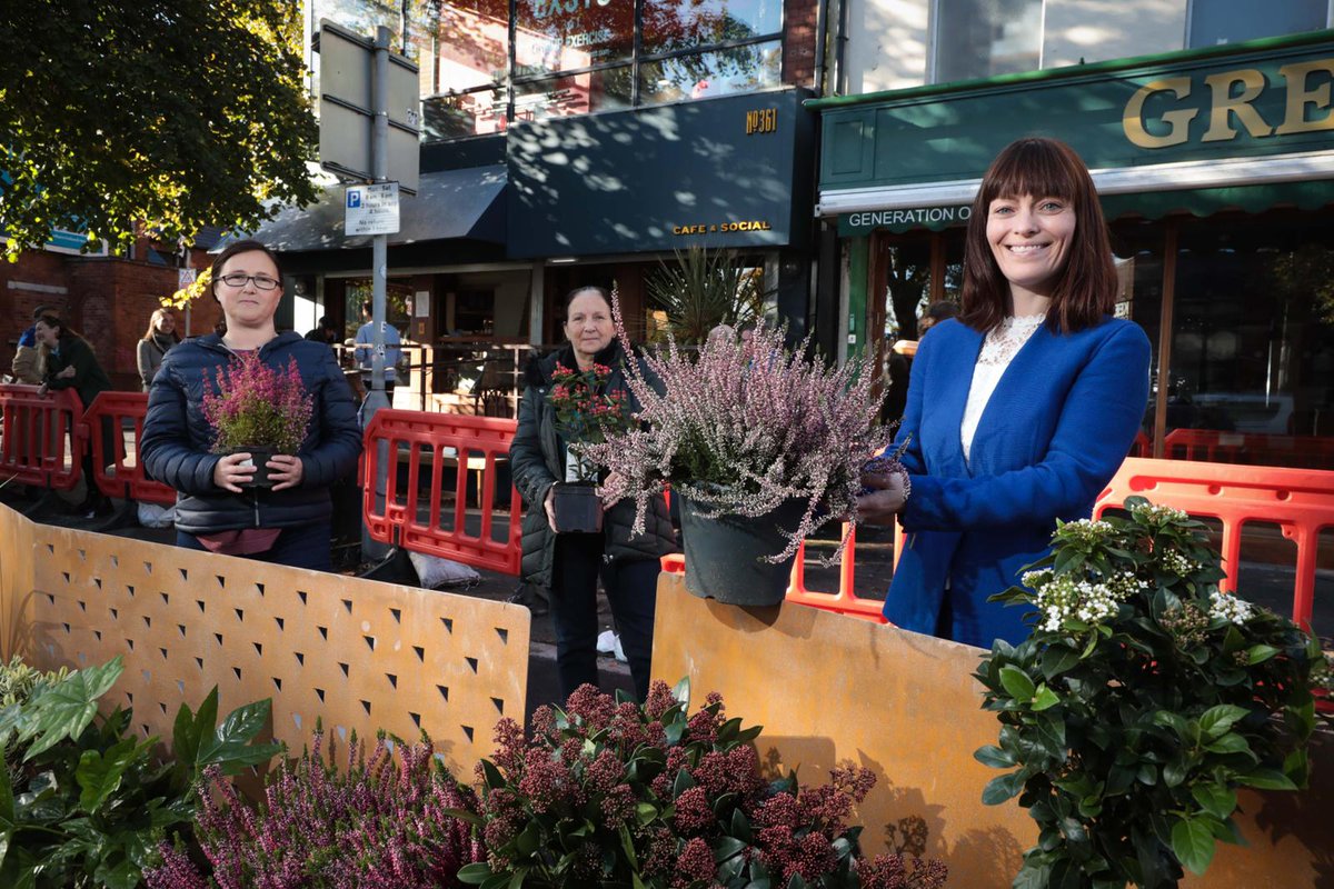 Delighted to join residents to plant the beautiful new Parklet on the Ormeau Road. The result of a fantastic partnership between <a href="/QUBarch/">Queen's Architecture</a> <a href="/successbelfast/">Successful Belfast</a> <a href="/OGU_Arch/">OGU Architects</a> <a href="/MMAS____/">MMAS</a> <a href="/belfastcc/">Belfast City Council</a> <a href="/IMTAC/">STKIM</a> <a href="/deptinfra/">Department for Infrastructure</a> local businesses &amp; residents. 
Seizing the #Chance4Change #seeingisbelieving