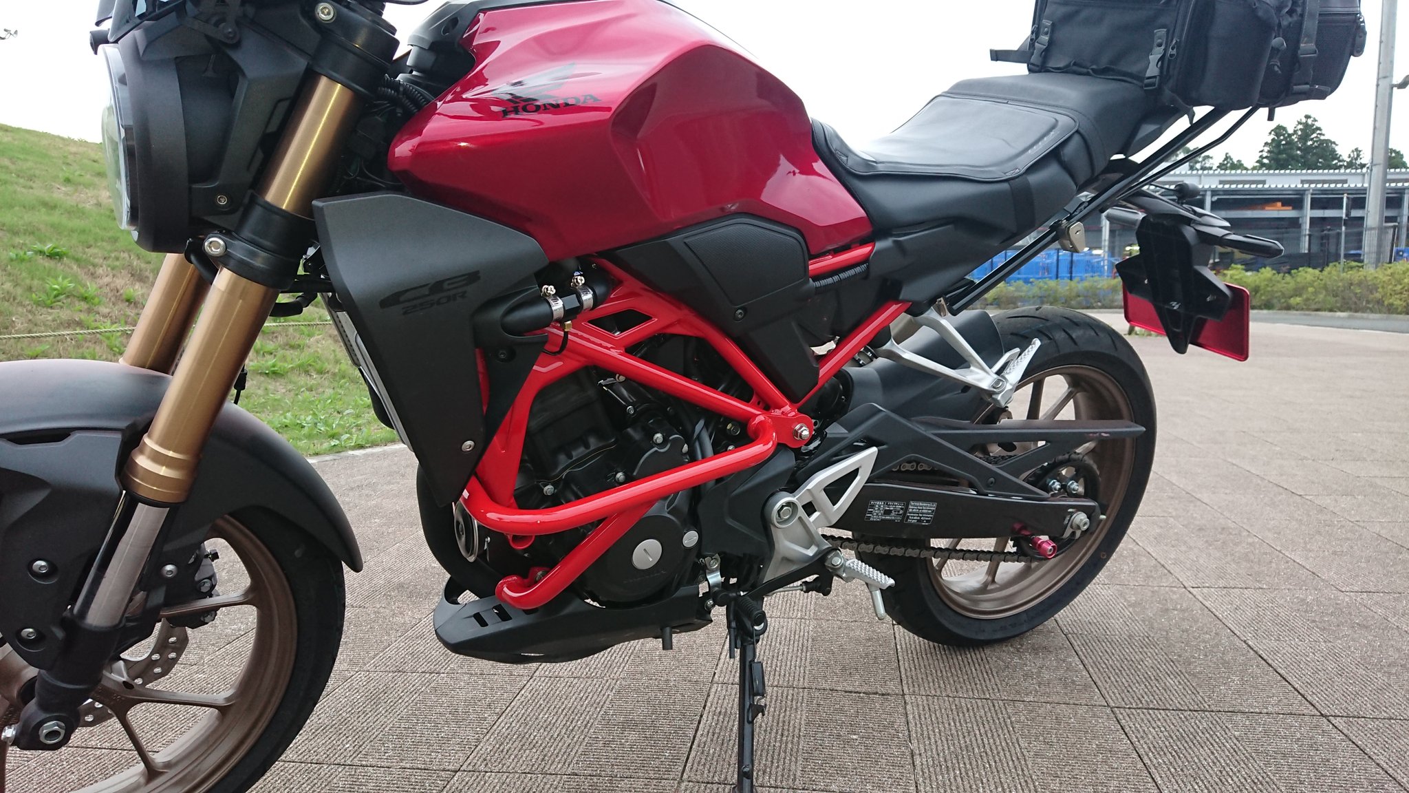 トラやで 勝手にアニバーサリー仕様 ホンダさんは節目に赤フレームのアニバモデルを出すのでそれっぽく見える部分を赤に塗装してみた ついでにエンデュランスのエンジンガードを足してボリュームアップ Cb250r エンデュランス エンジンガード