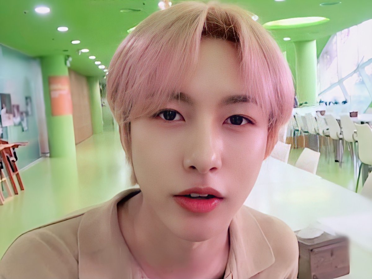 renjun's long hair : - a thread bc some ppl need to see how pretty he is with long hair