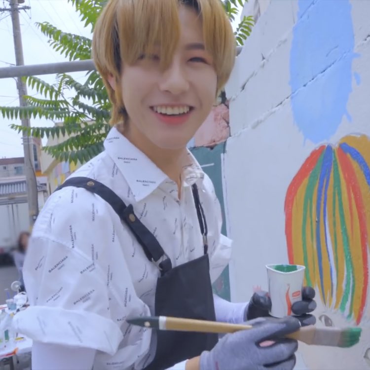 renjun's long hair : - a thread bc some ppl need to see how pretty he is with long hair