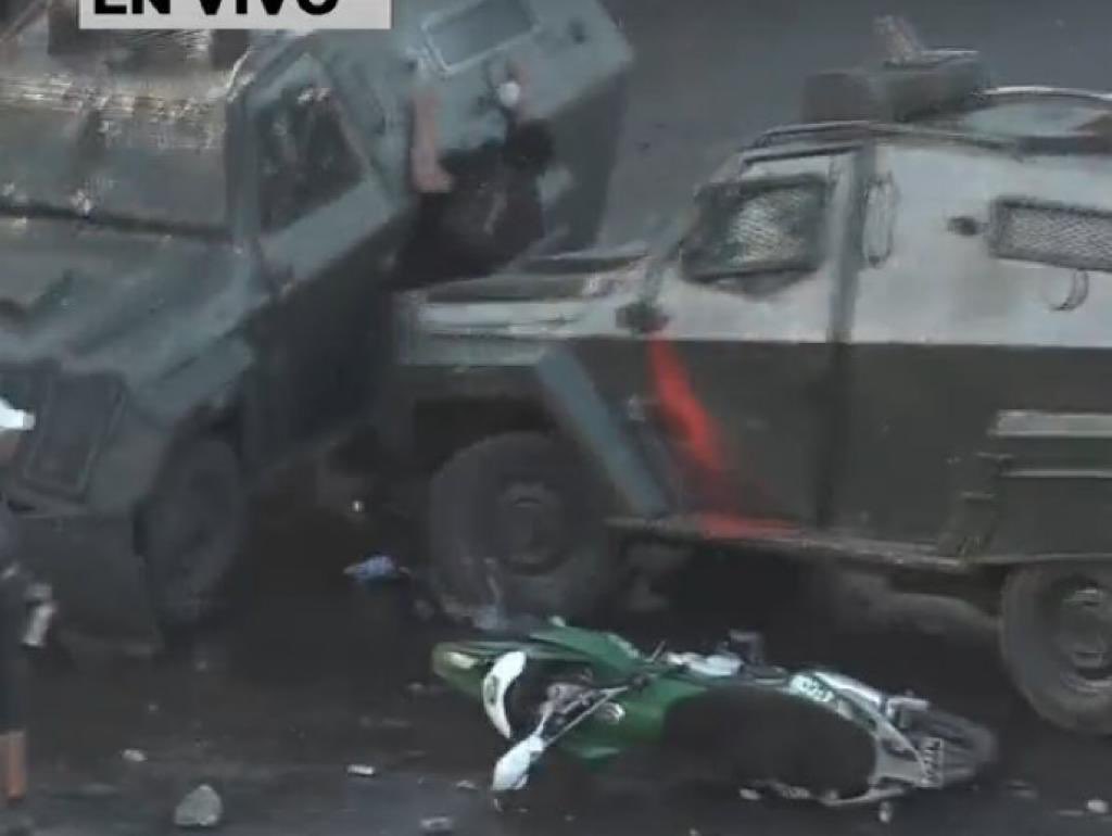 Martoclates's tweet image. Cuando todo Chile vio por TV que intencionalmente los pacos aplastaban a mi hijo entre 2 zorrillos la periodista dijo “casi atropellado parece” Ahora con el niño que tiraron al mapocho dicen “cayó al río” 🤬🤬🤬