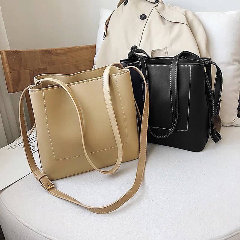 Korang jenis keluar jalan suka bawak banyak barang tak? kalau suka, ni bag sesuai untuk korangMalvie Bag ni RM37 only READY STOCK  POSTAGE : SM RM8 / SS RM11Product Info:Material : PU LEATHERSize :- Bag : (Approx) 29cm(L) X 12cm(W) X 25cm(H)