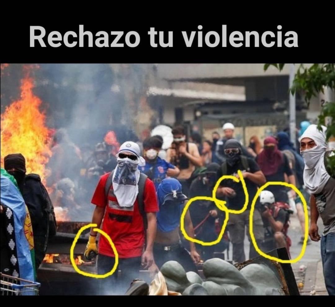 esthersaxton's tweet photo. @thecliniccl #NoLoEmpujaron las cámaras de seguridad lo muestran !! #OtroTongo de la izquierda ! #RECHAZOCRECE https://t.co/6QkUeDJfH4