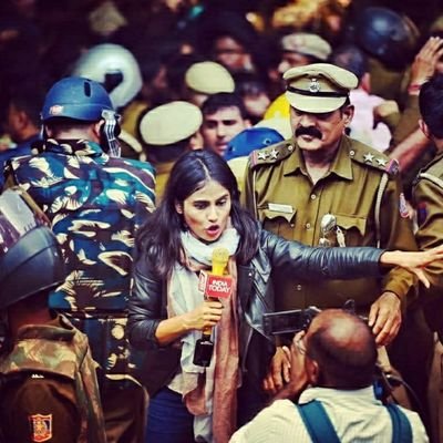 RafaSpeaks_'s tweet photo. Two powerful journalists who kept the democracy alive in this dark times, where many of their co-workers &amp; media houses are just puppets of fascist government!
@TanushreePande ❤️
@pratimamishra04 💙

More power to you dear sisters ✊🏽🤍

#हाथरस_का_सच
#मीडिया_योगी_का_इस्तीफा_माँगो https://t.co/pqvLxo4Wco