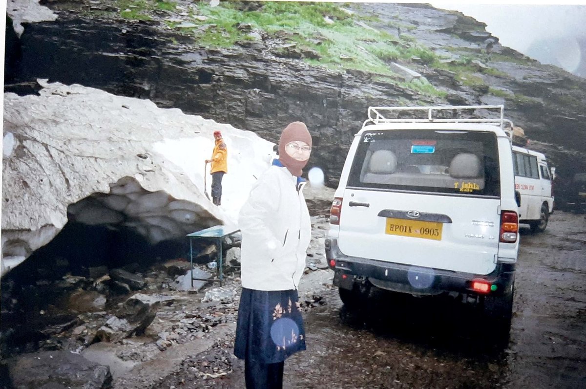 dr_chayanika's tweet photo. In 2006 as @IYC incharge GS I visited #Lahol. I crossed rough paths to reach there &amp; came 2know the life's challenges of local people. That time (then CM) @virbhadrasingh ji told me that #RohtangTunnel is under construction. Hope this #Tunnel will smooth their paths &amp; their life. https://t.co/hQjGIkDNrT