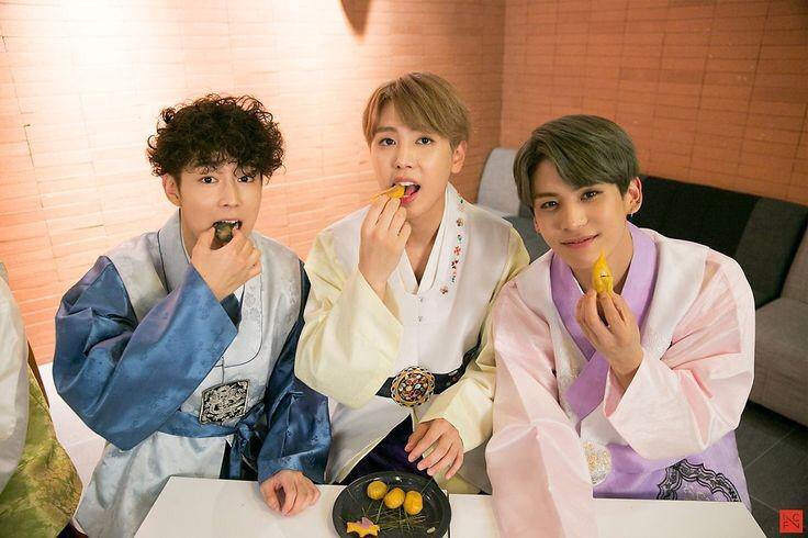 #BitizRBChuseok 
   ╮
   ╰─▸ 2 de octubre:

—Se encontraba en la cocina con sus amigos robando bocadillos de la fiesta en lo que sus papás y tíos terminaba de arreglar todo. —