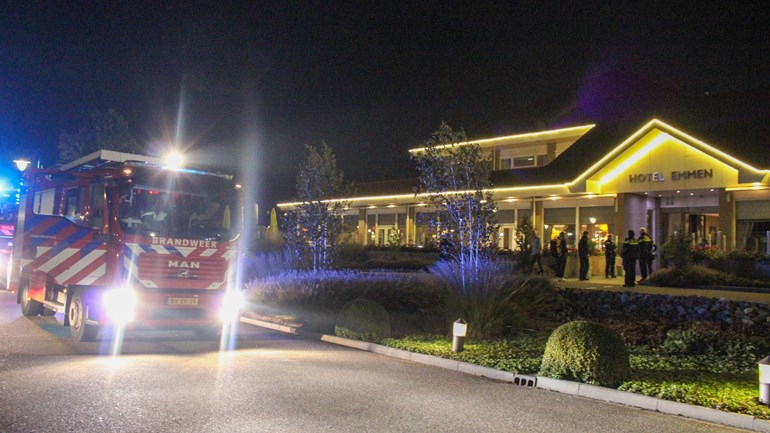 Hotel in Nieuw-Amsterdam ontruimd na afgaan brandalarm: In de nacht van vrijdag op zaterdag omstreeks 10 voor 2 werden de hulpdiensten gealarmeerd voor een brand bij Van der Valk Hotel Emmen aan de Verlengde Herendijk in Nieuw-Amsterdam...