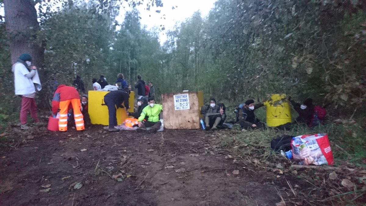 Act4ClimateJust's tweet image. En direct du port d’Anvers où 150 activistes occupent un terrain de l'entreprise pétrochimique Ineos, pour empêcher le chantier d’une nouvelle méga-usine: Ineos Project One. Un projet fossile destructeurs. #IneosWillFall #byebyeIneos