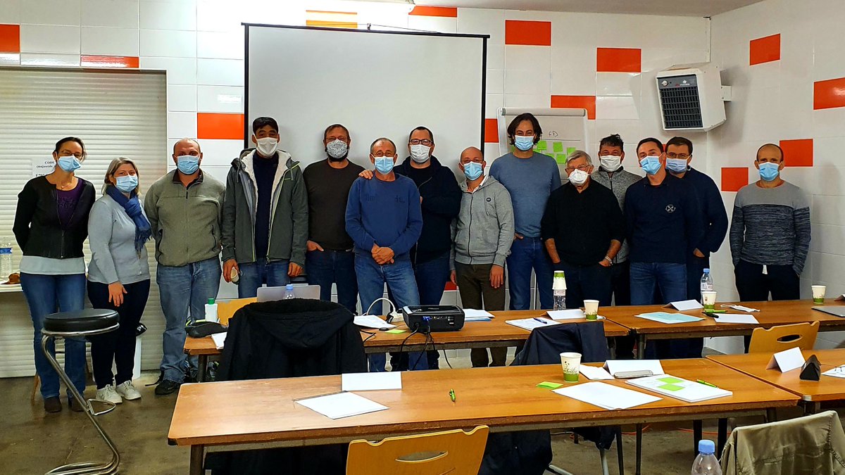 pfiouu meilleure formation que j'ai jamais suivie,
merci <a href="/benjaminPOIROT/">Benjamin POIROT, PhD</a> pour la qualité de son enseignement et sa disponibilité.

Je ne peux que conseiller de vous rapprocher d'#Apinov et des nombreuses formations proposées autour de l'apiculture.

#UneSaisonDeProgrès