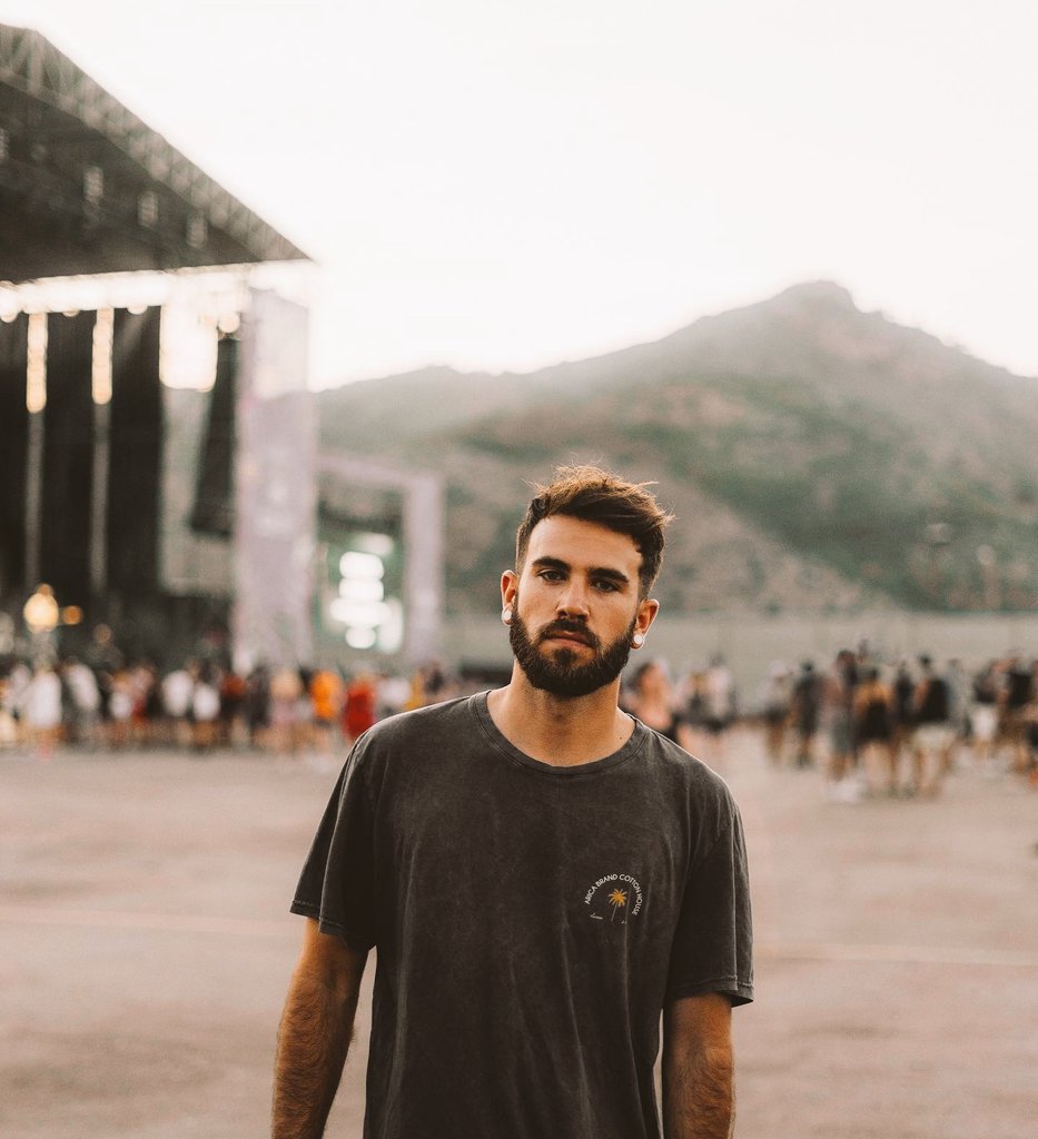 Introducing;

Elijah Miller.

~Pothead 🍃
~Coyote Shifter 🐺
~Queer as fuck 🏳️‍🌈
~Potter ⚱️

Rt for some good vibes!