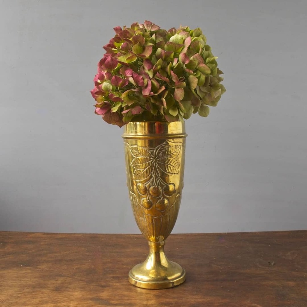 Embossed brass stem vase decorated with cherry tree design.

For more vases 👉 bit.ly/frenchvase

#cottagecharm #cottageliving #countryfrench #countryliving #farmhousecharm #farmhousechic #farmhousedecor #farmhousevintage #frenchcountrycottage #frenchcountrydecor #frenchc…