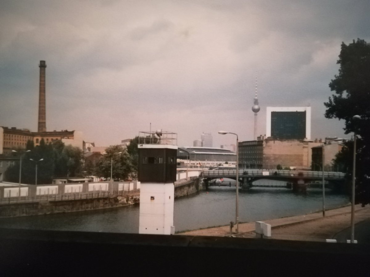 The free movement of goods, services, capital, and - above all - people across most of Europe that we take for granted in our daily lives today is a very recent invention.

Here is a reminder of what Berlin looked like back in 1986.

#TDE2020 #30JahreEins #DayofGermanUnity