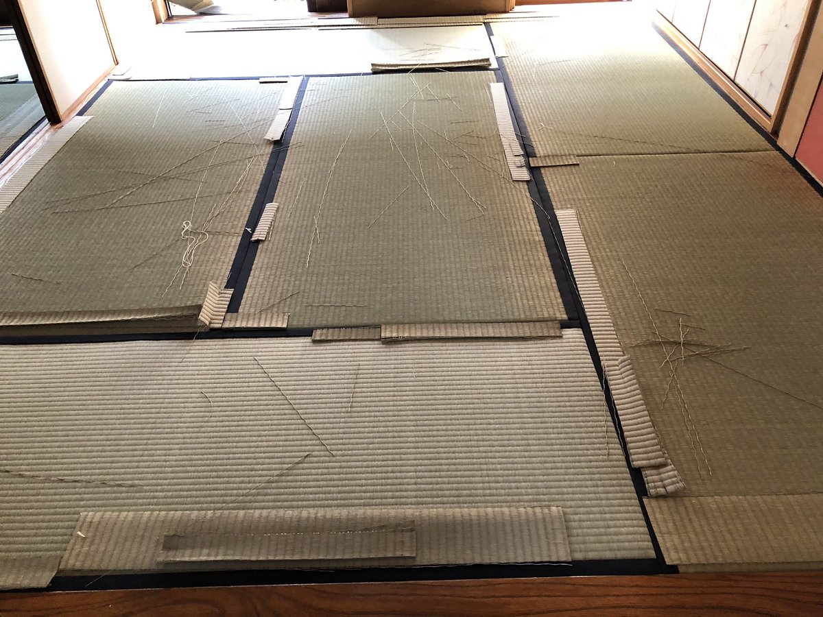 有限会社 八巻畳工業 畳の段差解消 芯材が藁 わら で出来た畳は厚みにムラがあるので 段差 を無くすために時にはこれくらいのゴザを畳の下に入れます このゴザの切れ端を全て畳の下に入れることによりフラットな和室になる