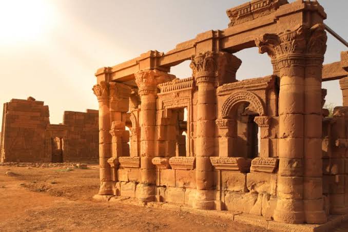Sudan in the mediaeval period had churches, cathedrals, monasteries and castles. Their ruins still exist today. Houses discovered here differ in their hitherto unencountered spatial layout as well as functional programme with heating system and interiors decorated with murals.