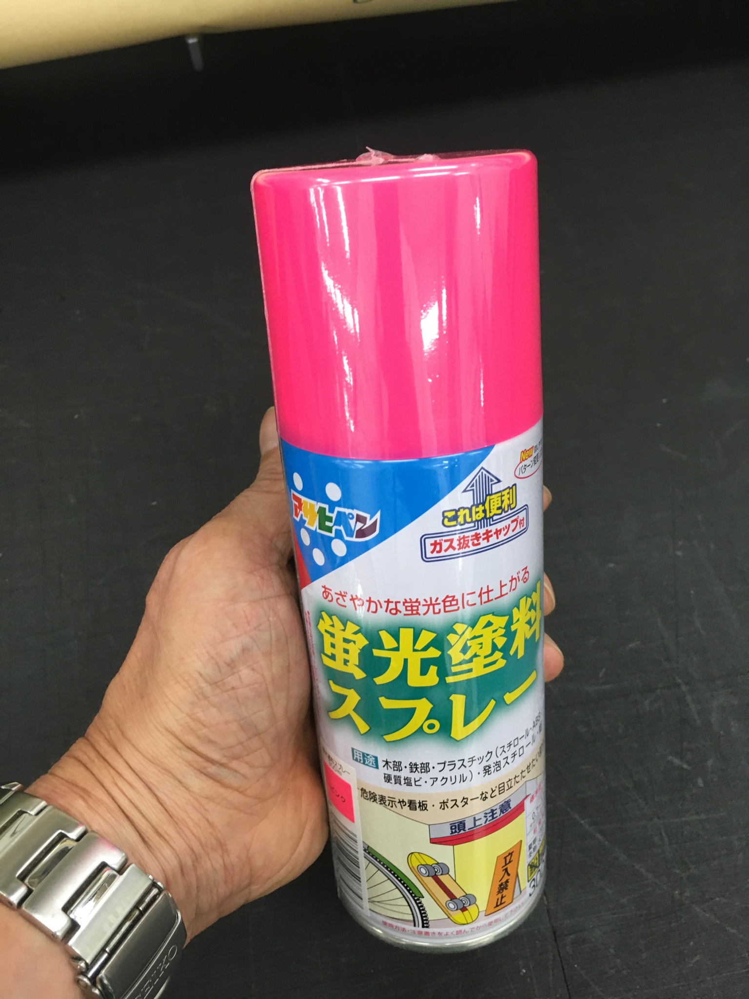 東急ハンズ渋谷店 No Twitter あざやかな蛍光色に仕上がる塗料のご紹介です アサヒペン 蛍光塗料スプレー 300ml 1 556円 税込 標準塗り面積 2回塗り 0 7 1 0 5色取り扱っています 危険表示や看板 ポスターなど目立たせたい部分に ハンズ渋谷 B1a