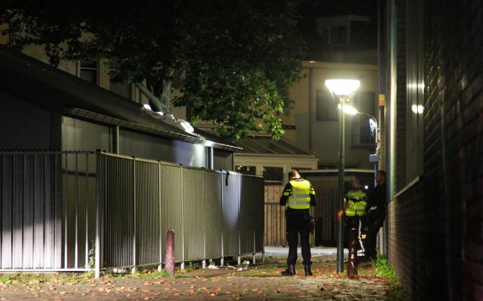 Zwaargewonde man aangetroffen in steeg in Leeuwarden: LEEUWARDEN