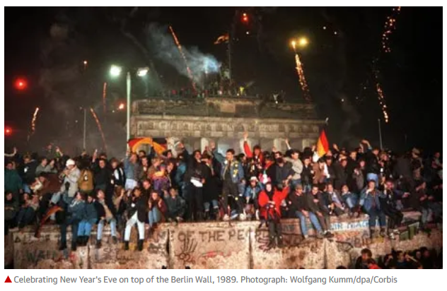 People celebrating their newly gained freedom of movement.

Never forget.

#TDE2020 #30JahreEins #DayofGermanUnity