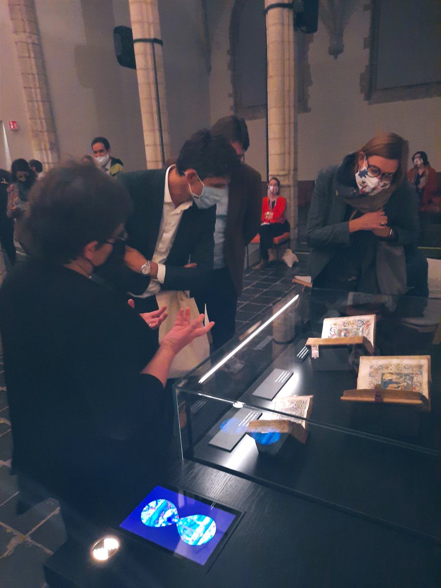 Geen inspiratie voor 🌧 weekend? Bezoek dan COME❤️BACK Brussels: 40 musea, 70 events. Ik ging kijken naar de Maerlant Rijmbijbel uit Damme in gloednieuw @kbrbe museum. Mooie samenwerking @VisitVlaanderen @visitbrussels @Zu_Demir https://t.co/uM1HEHe7nQ https://t.co/bUjHXl4lqg