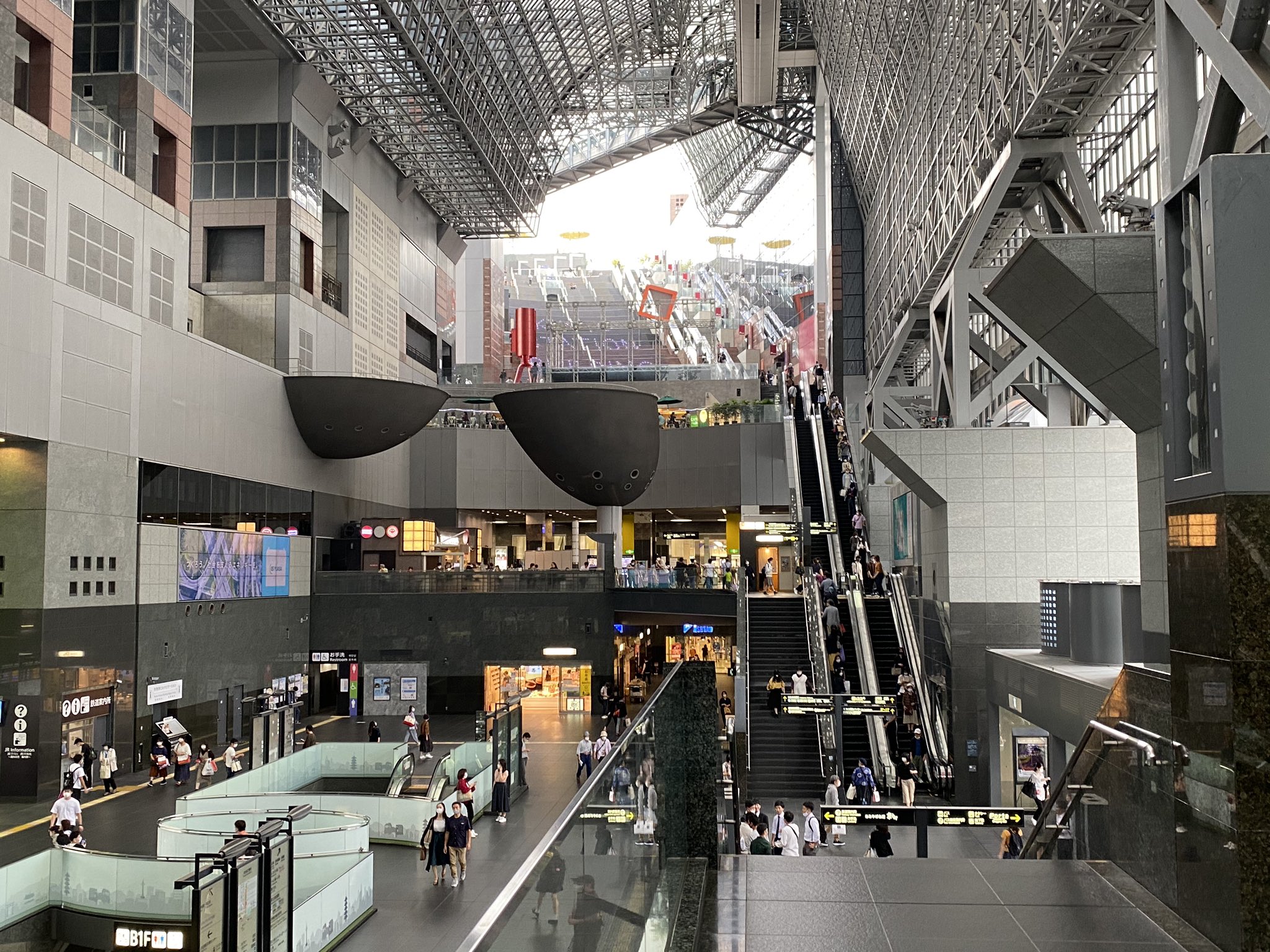 Nao Jr京都伊勢丹で買物 Jrに乗って行こうと駅前のコインパーキングに行ったら満車で 已む無く京都駅ビル駐車場まで来た 大階段はイルミネーションイベント中 ここのステージで エラバレシのアルバムのリリイベできないかな T Co Nao Jr京都伊勢丹で買物 Jrに乗って行こうと駅前のコインパーキングに行ったら満車で 已む無く京都駅ビル駐車場まで来た 大階段はイルミネーションイベント中 ここのステージで エラバレシのアルバムのリリイベできないかな T Co