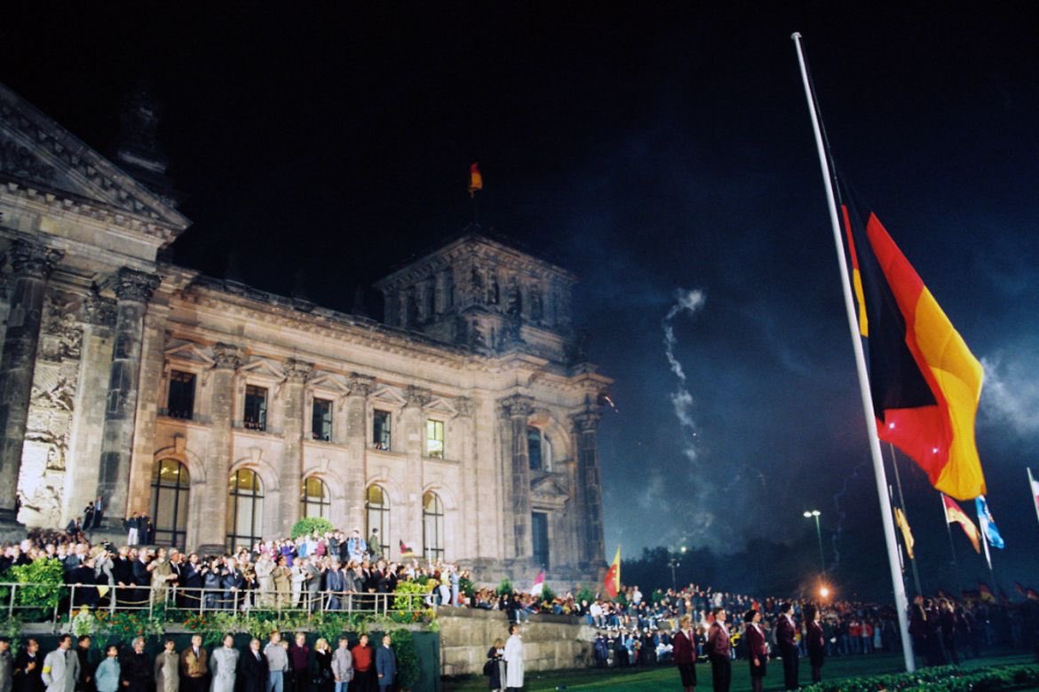 30 Jahre #DeutscheEinheit! Für mich gehört die #Wiedervereinigung zu den glücklichsten Ereignissen unserer jüngeren Geschichte. Bei aller Freude mahnt uns der heutige Tag aber auch, Frieden, Freiheit und Demokratie nicht als eine Selbstverständlichkeit anzusehen. <a href="/cduberlin/">CDU Berlin</a>