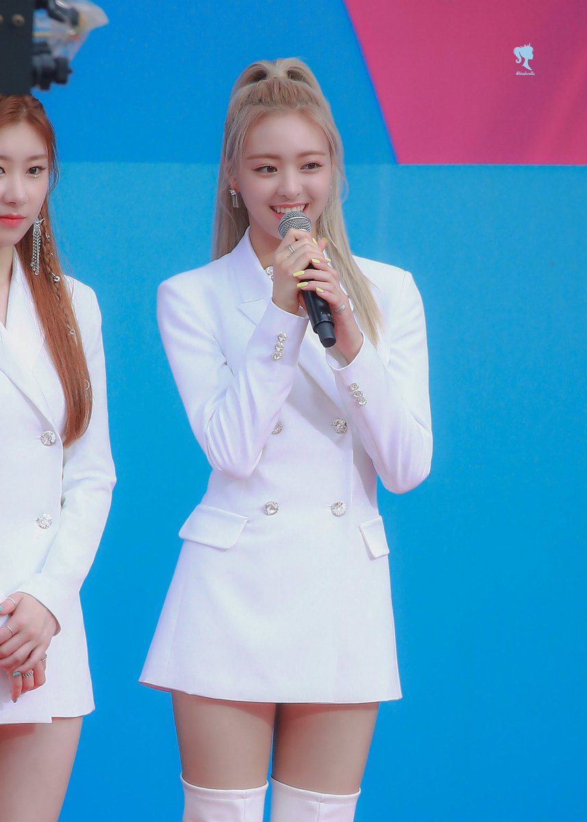 jinwoo is shorter than yuna