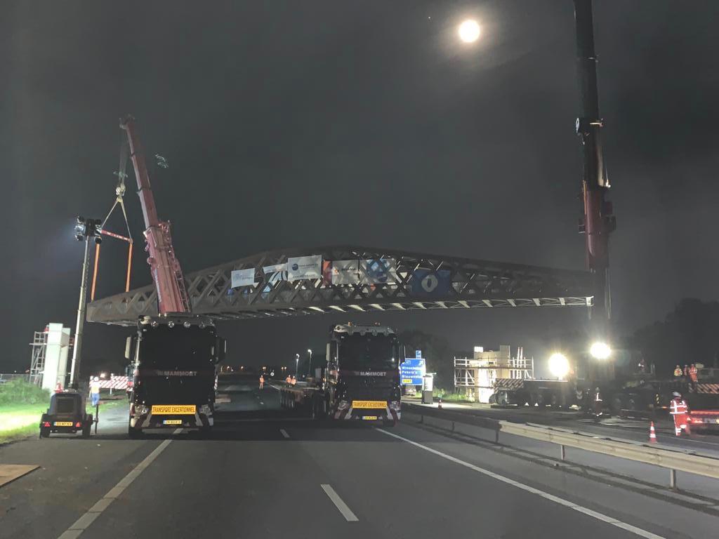 Het brugdeel van de Blauwe Loper ligt op zijn plek over de A7  <a href="/gemeenteoldambt/">Gemeente Oldambt</a>  . Het gevaarte van 42 meter lang en 92 ton zwaar werd vrijdagavond in 1,5 uur op z'n plaats getakeld. Eind dit jaar moet de grootste fiets- en wandelbrug van Europa in gebruik worden genomen.
