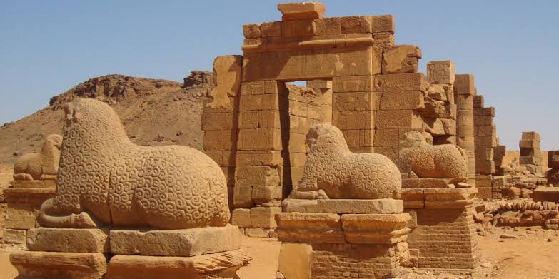 Ancient African Civilization (Sudan)

In the 9th century AD, housing complexes with glass windows, bath rooms and piped water was found mostly in Old Dongola, the capital of Makuria. Archaeologists found evidence of window glass at the Sudanese cities of Old Dongola &amp; Hambukol.