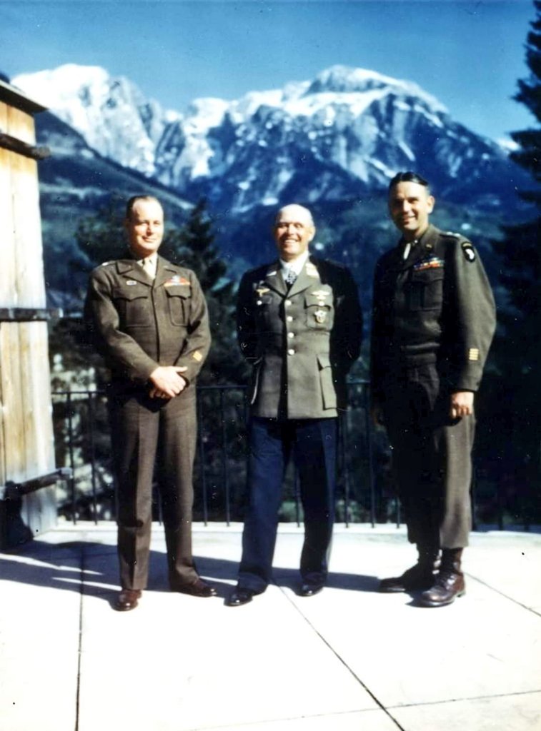 German Field Marshal Albert Kesselring (centre) who motored into Berchtesgarden and surrendered to Major General Maxwell D. Taylor smiling / Photo by PhotoQuest.Am I alone in finding this image bizarre? More background next. #History  #WW2