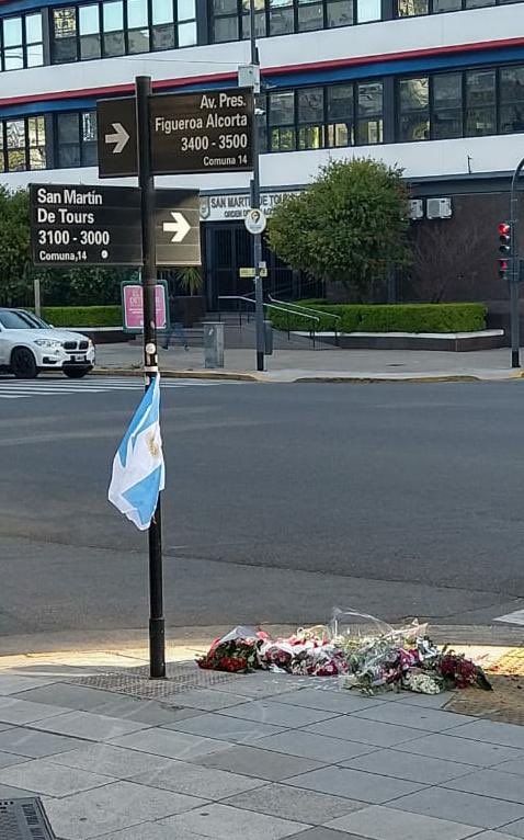 PFAOficial's tweet photo. 📷💐Allí donde nuestro #héroe Inspector Juan Pablo ROLDÁN perdiera la vida en cumplimiento del deber, dejaron anónimante estas ofrendas florales, honrando su memoria. Su  #VocaciónDeServicio estará siempre presente. #QEPD #PFA🇦🇷 https://t.co/anjlVj4rZt