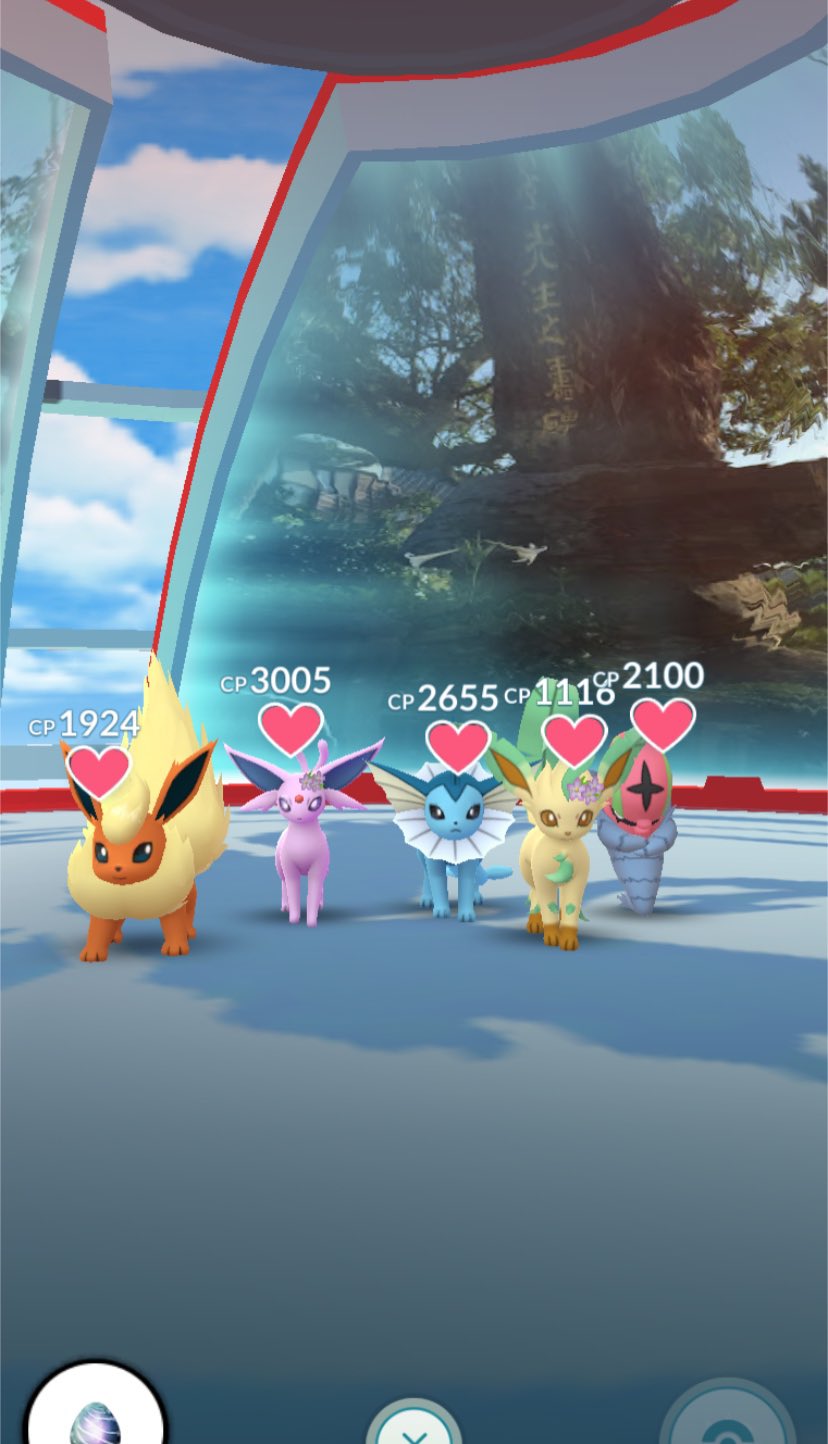 Reiko Chiba ポケモンgoあるある ブースター エーフィ シャワーズ リーフィアが可愛く配置されていたジム に アギルダーをわざとジム置きしてみた 笑 普通なら サンダースかグレイシアを置くんだけど こういうの好きw でもさ 背の高さは同じ