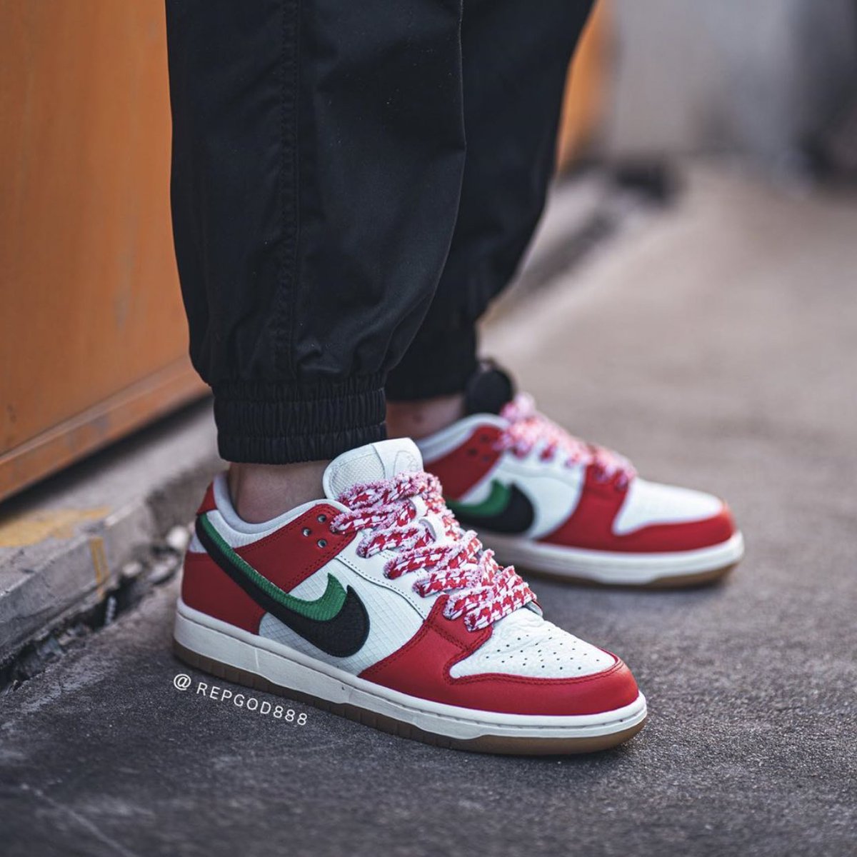Fullress 年発売予定 フレイム スケート ナイキ Sb ダンク ロー プロ Qs チリレッド ホワイト ラッキーグリーン Frame Skate X Nike Sb Dunk Low Pro Qs Chile Red White Lucky Green Ct2550 600 T Co Fyibg0scol T Co
