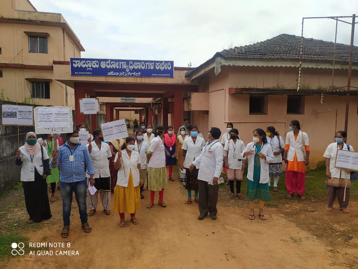 KshcoeaB's tweet photo. ಇಂದು ಹೊಸನಗರ ತಾಲೂಕಿನ ಗುತ್ತಿಗೆ ಹಾಗೂ ಹೊರಗುತ್ತಿಗೆ ನೌಕರರ ಸಂಘದವರು ತಮ್ಮ ಬೇಡಿಕೆಗಳನ್ನು ಈಡೇರಿಸುವಂತೆ ತಹಶೀಲ್ದಾರ್ ರವರಿಗೆ ಮನವಿ ಸಲ್ಲಿಸಲಾಯಿತು.
@BSYBJP 
@sriramulubjp 
@mla_sudhakar https://t.co/AR9lYeTDXO