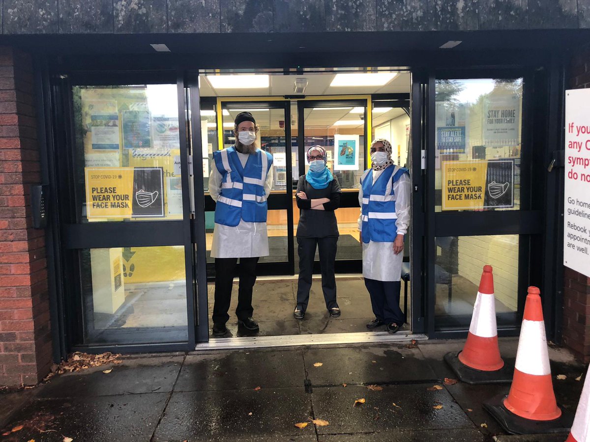 MrsCarlyP's tweet photo. @ManchesterHCC @AndyBurnhamGM @MENnewsdesk the staff at @manchesterdr doing an amazing job at Manchester's only drive thru flu clinic. Despite the weather they are providing Manchester Medical patients with the best start to the winter months! Well done everyone 💕 https://t.co/XPWD5PnCqm