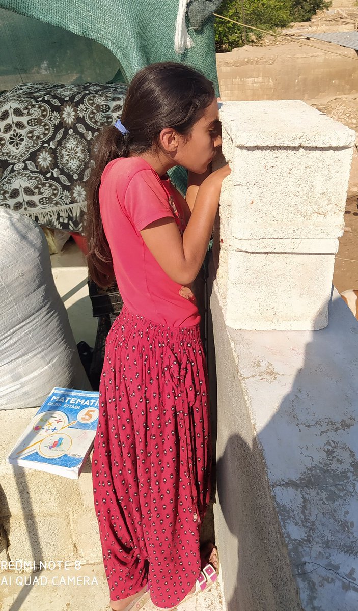 Şanlıurfa haliliye mil mahallesi
 Telefonu çektiği tek yere koymuş EBA'ya bağlanıyor. Ne kadar azimli bir eğitim hikayesi  değil mi? Ama eğitim almak bu kadar  zor olmamalı @FOXhaber <a href="/selcuktepelifox/">Selçuk Tepeli Haber</a> <a href="/iletisim/">T.C. İletişim Başkanlığı</a> <a href="/ziyaselcuk/">Ziya Selçuk</a> <a href="/sanliurfabld/">Şanlıurfa Büyükşehir 🇹🇷</a> <a href="/VodafoneTR/">Vodafone Türkiye</a> <a href="/Turkcell/">TURKCELL</a> <a href="/TurkTelekom/">Türk Telekom</a>