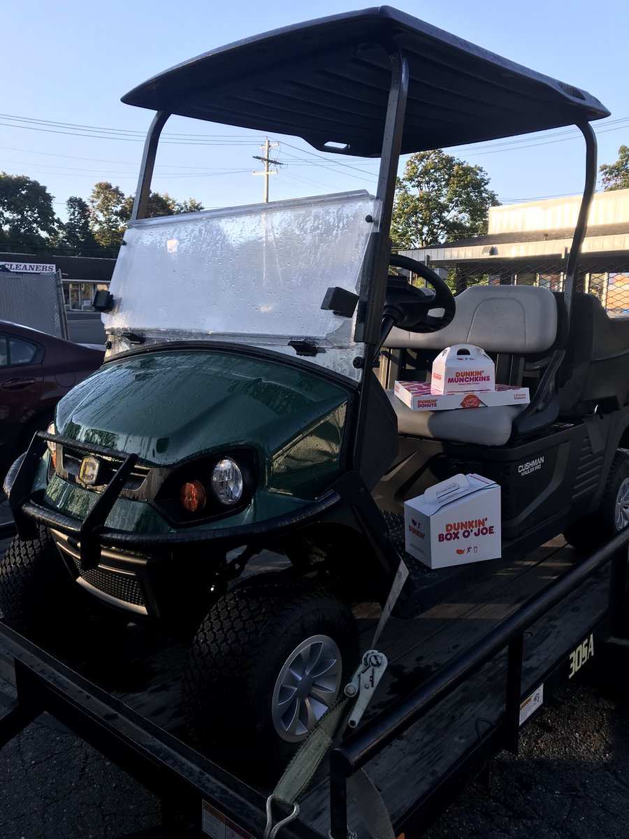 andrewingham17's tweet photo. When Saturday morning demos are scheduled ⁦@five_star_golf⁩ Cars &amp; Utility Vehicles makes sure the crew is taken care of with food and coffee. ⁦@CushmanVehicles⁩ 72V Hauler Pro, ⁦@dunkindonuts⁩ and ⁦@five_star_golf⁩ is what New England runs on. #service https://t.co/IvYEtKxlMm