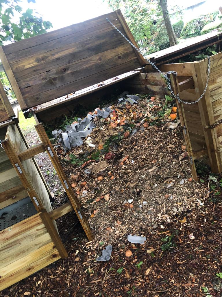 AssoPepNancy's tweet photo. Aujourd'hui transfert du composteur vers le bac de maturation. Le composteur a été installé fin juillet, ns avons mis 2 mois à le remplir 💪 .Bravo aux locataires de la résidence la Pépinière. Merci à Thomas Borne du @Grand_Nancy pr son aide et ses conseils. #composteurspartagés https://t.co/p8qqETc6Hm