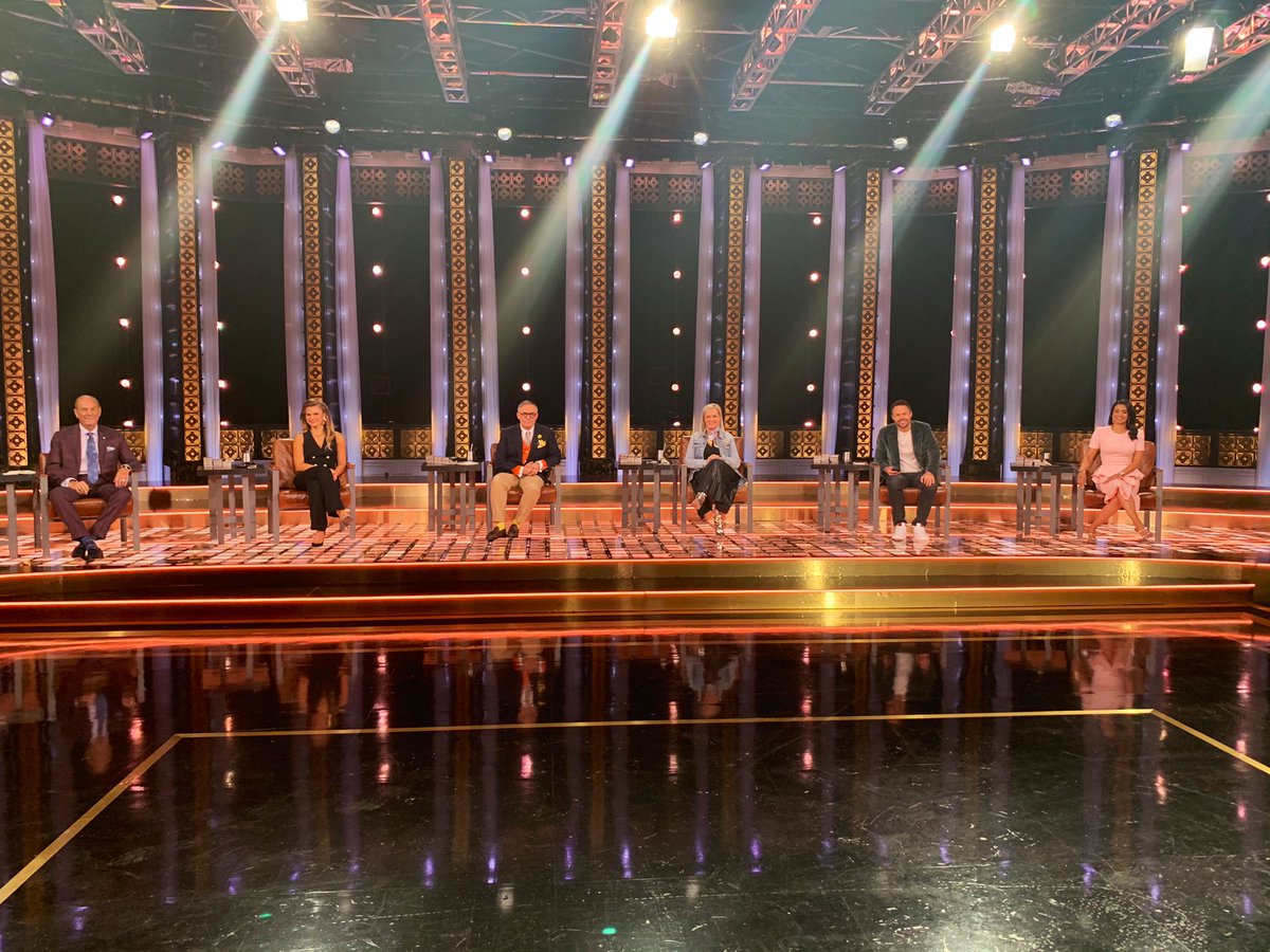 ArleneDickinson's tweet photo. New @cbcdragon set for Season 15!  It’s really spectacular ❤️ https://t.co/yVAyokg8Vi