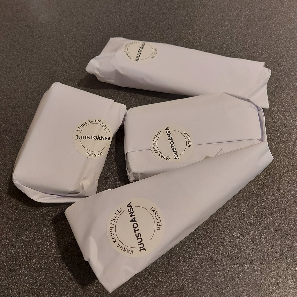 ArMi6270's tweet photo. Kun illan aloittaa gratinoidulla hummerilla ja shampanjalla, sitä ei voi päättaa kuin @juustoansa ihanilla juustoilla ja punaviinillä. Suur kiitos ihanalle @SalonenKyntola mahtavasta palvelusta taas kerran. https://t.co/PdrB4YOGnh