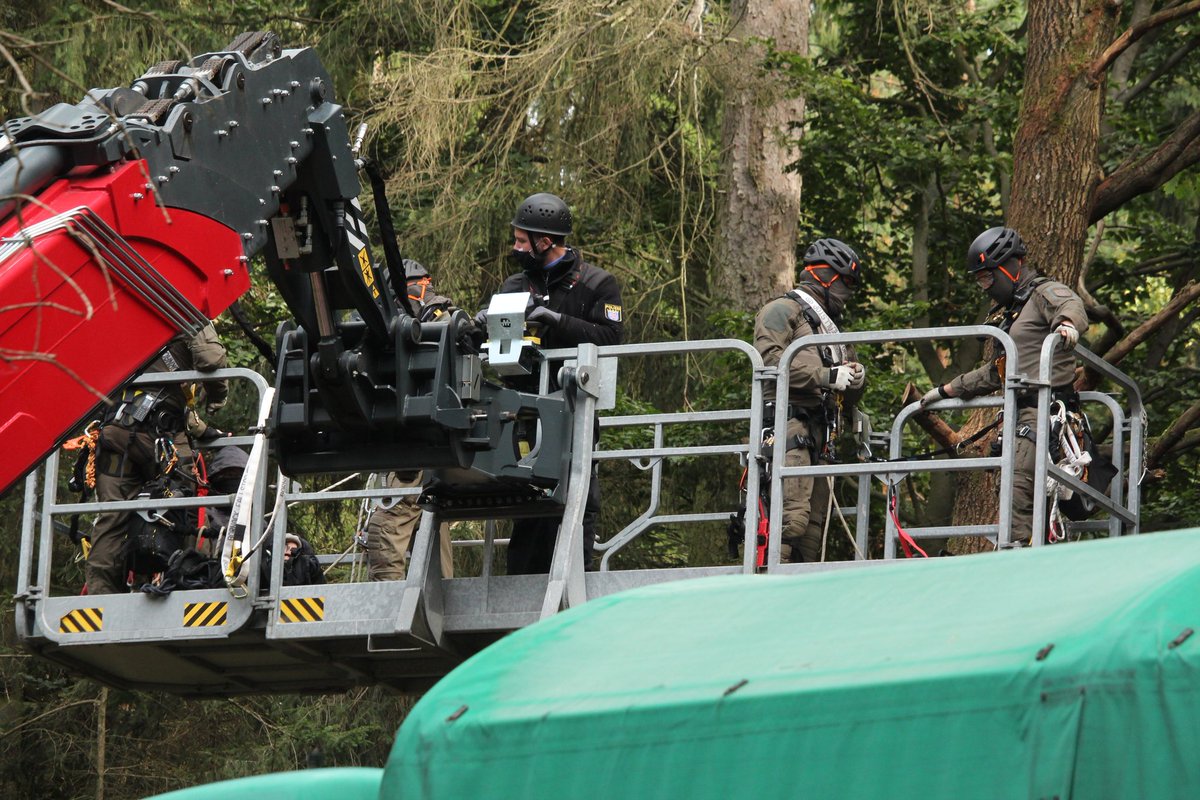 R_mediabase's tweet image. Bilder von der Räumung im #Herrenwald @OkNorden vom 2.10.2020