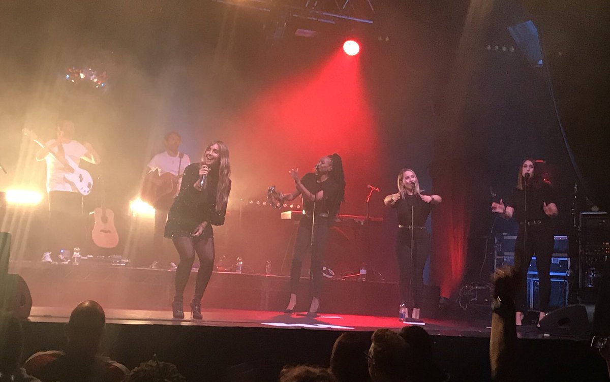 It can be done & still be fun! 

Temp taken on way in, seats 2 metres apart, drinks to your seats, masks when standing up, chair dancing only!

A great night @TheGrandClapham watching @LouiseRedknapp & loved that proceeds went to @samaritans ❤️