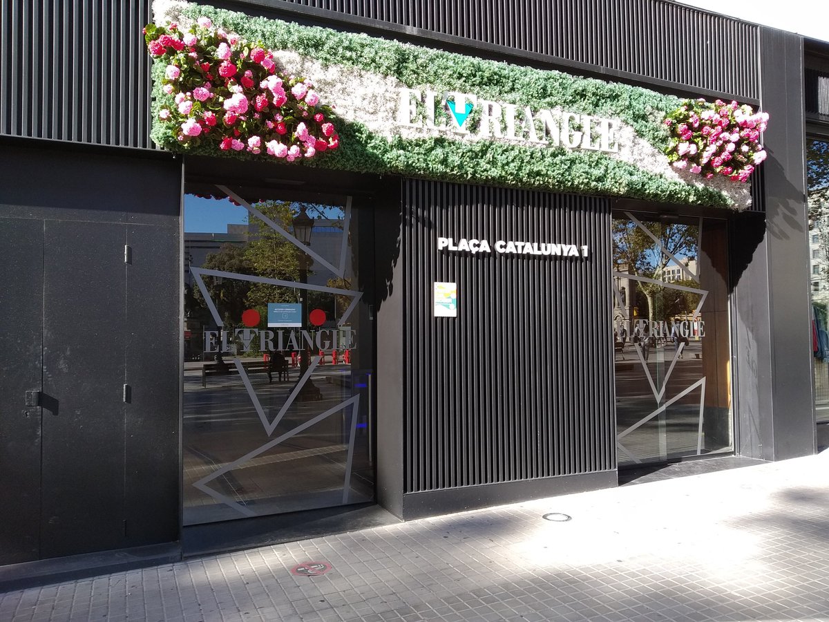 <a href="/ElTriangle/">El Triangle</a> també està decorat i regalen flors i plantes #laramblaenflor #festadelroser