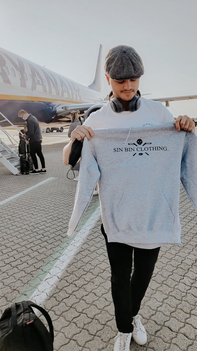 SinBinClothing's tweet photo. Sam Duggan packing the essentials for his flight ✈️ The Shield Hoodie is available here: https://t.co/fCWow7vCEW #samduggan #cardiffdevils #segeltorp #swedishhockey #shl #eihl https://t.co/dXErzsVbJ7