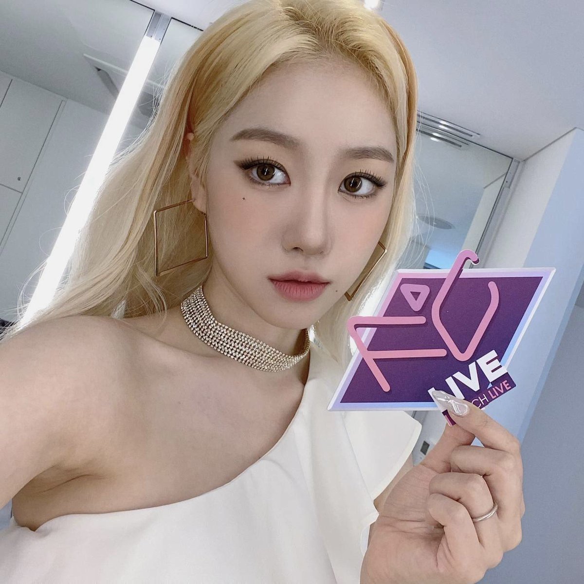 FCLIVE_official's tweet photo. 🧡💛🧡💛🧡
#FAVORITE
💛🧡💛🧡💛

📸セルカ到着📸

❤️アイディアバンク #ガウル
💙ダンサー #スギョン

@favorite_twt @favorite_twt_jp #페이버릿 #가을 #새봄 #서연 #수경 #정희 #아라 https://t.co/ehuDJja2oR
