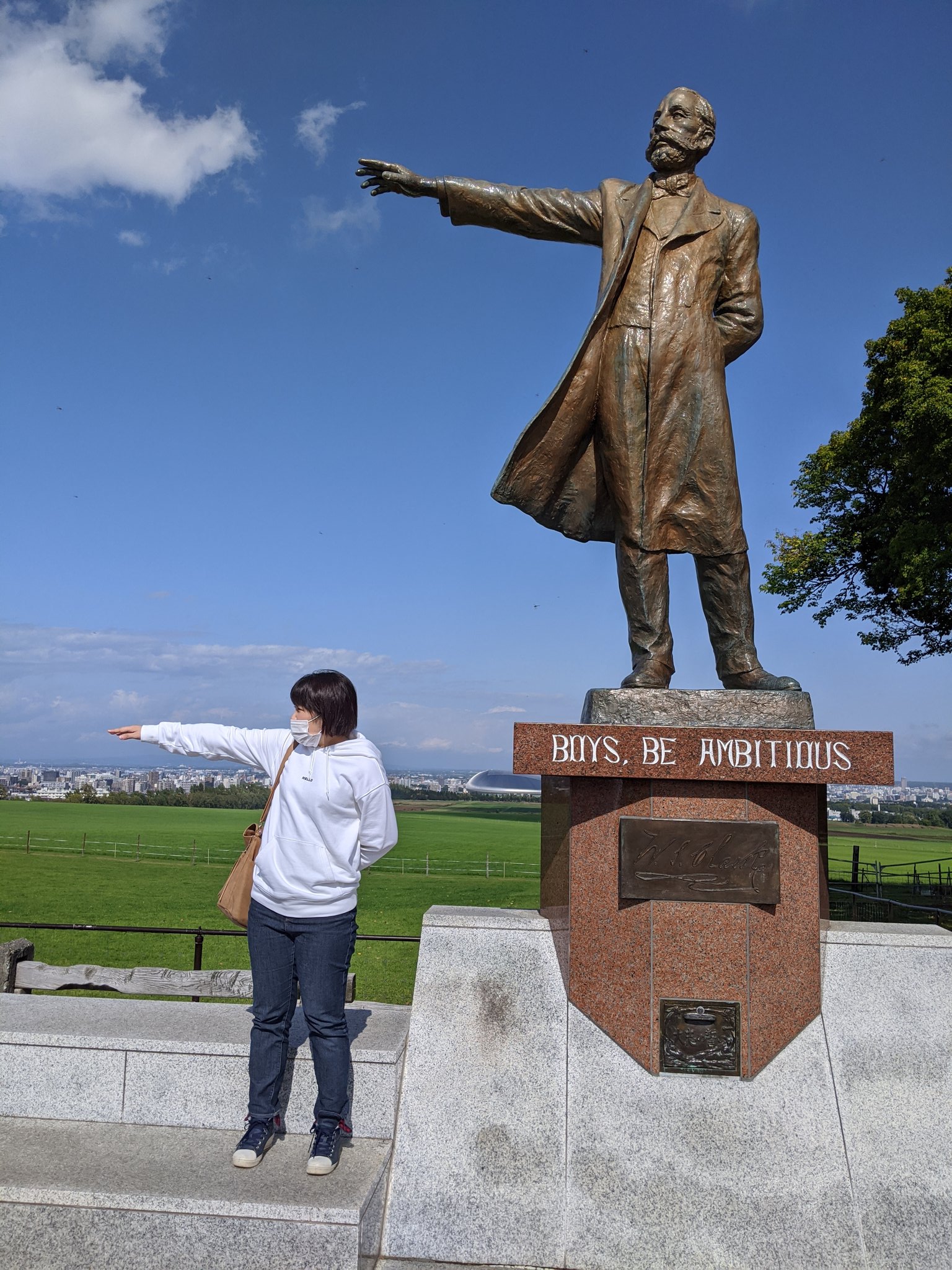 莉菜ティー 今日は羊ヶ丘展望台に行ってきました 28年間北海道に住んでいるのに初めて行った 笑 やってみたかったクラークさんと同じポーズ 笑 美味しいものも食べれて可愛い羊も見れて大満足 また行きたいな クラーク博士像 少年よ大志を抱け