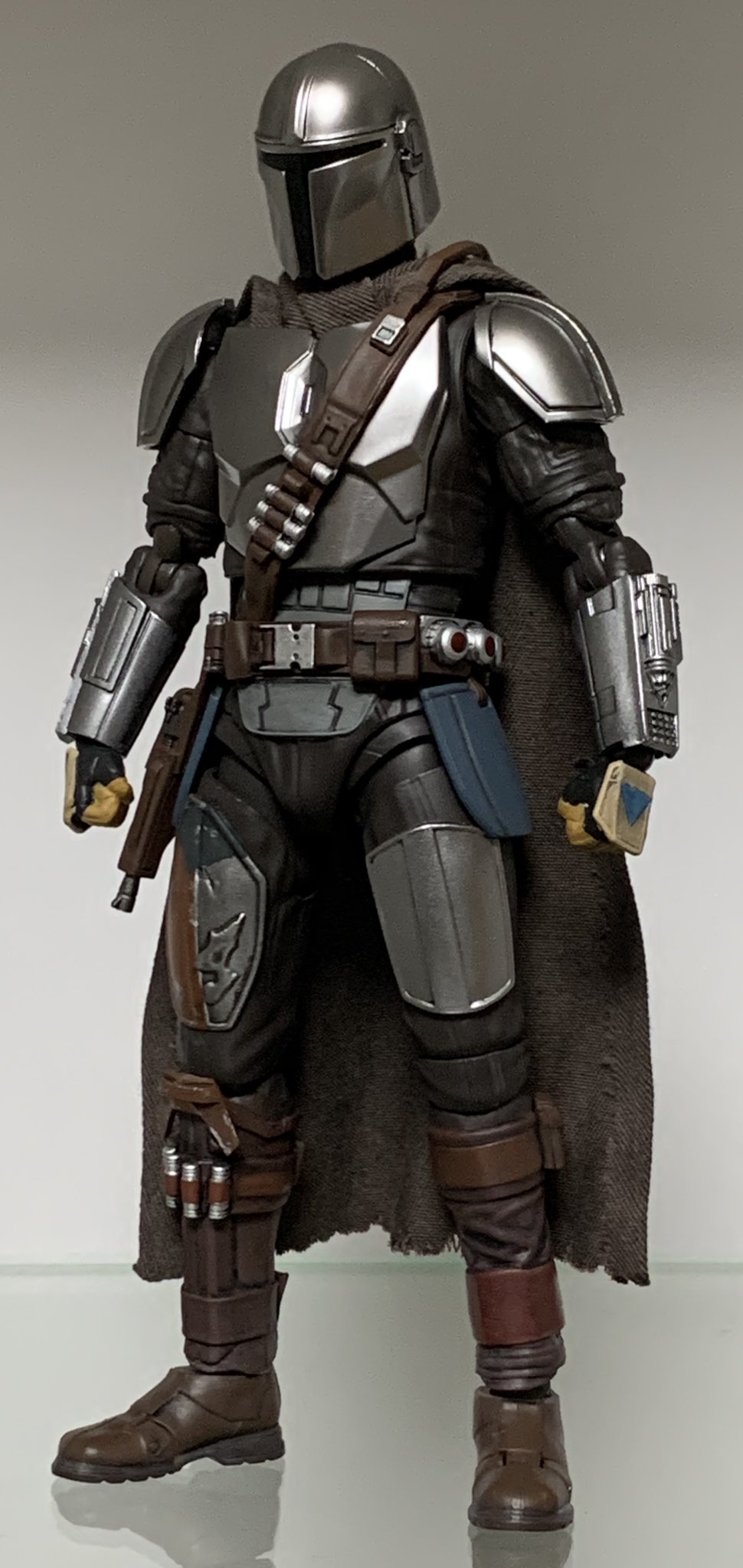 裄 ユキ S H フィギュアーツ ザ マンダロリアン べスカーアーマー を小改造しました 内容は首ボールジョイントを球体ジョイントに交換し長くしたのと マントを少し短くカットし切り口を整え フチにワイヤーを入れて表情を付けられるようにしました 裄 ユキ S H フィギュアーツ ザ マンダロリアン べスカーアーマー を小改造しました 内容は首ボールジョイントを球体ジョイントに交換し長くしたのと マントを少し短くカットし切り口を整え フチにワイヤーを入れて表情を付けられるようにしました