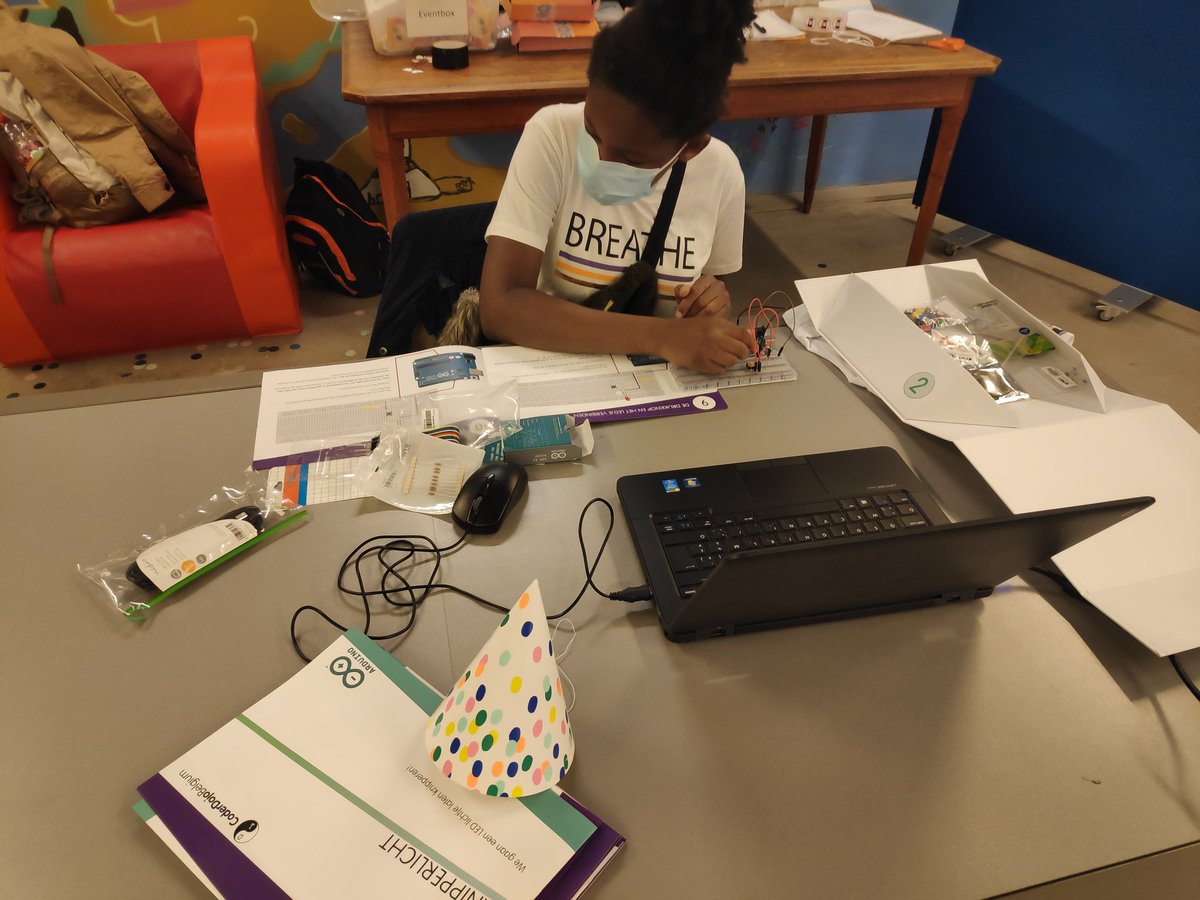 CoderDojoBe's tweet image. Diepe focus in de Arduino sessie 💪
#CDJ4Divas #CoolgirlsCode #Coding4Girls
