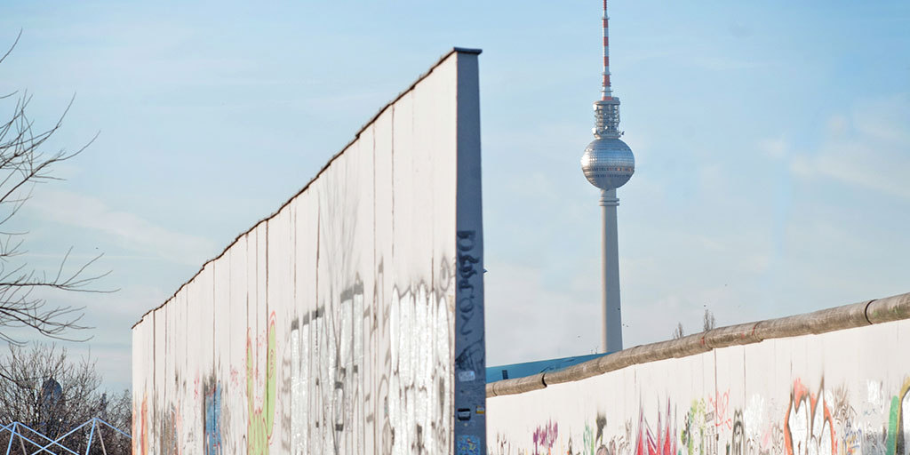 Normalerweise sorgen wir ja dafür, dass #Mauern saniert und wirksam gedämmt werden, aber manchmal freuen wir uns auch, wenn welche fallen. Und zwar immer dann, wenn dadurch zusammenkommt, was zusammengehört. Wir wünschen allen einen schönen #TagderDeutschenEinheit